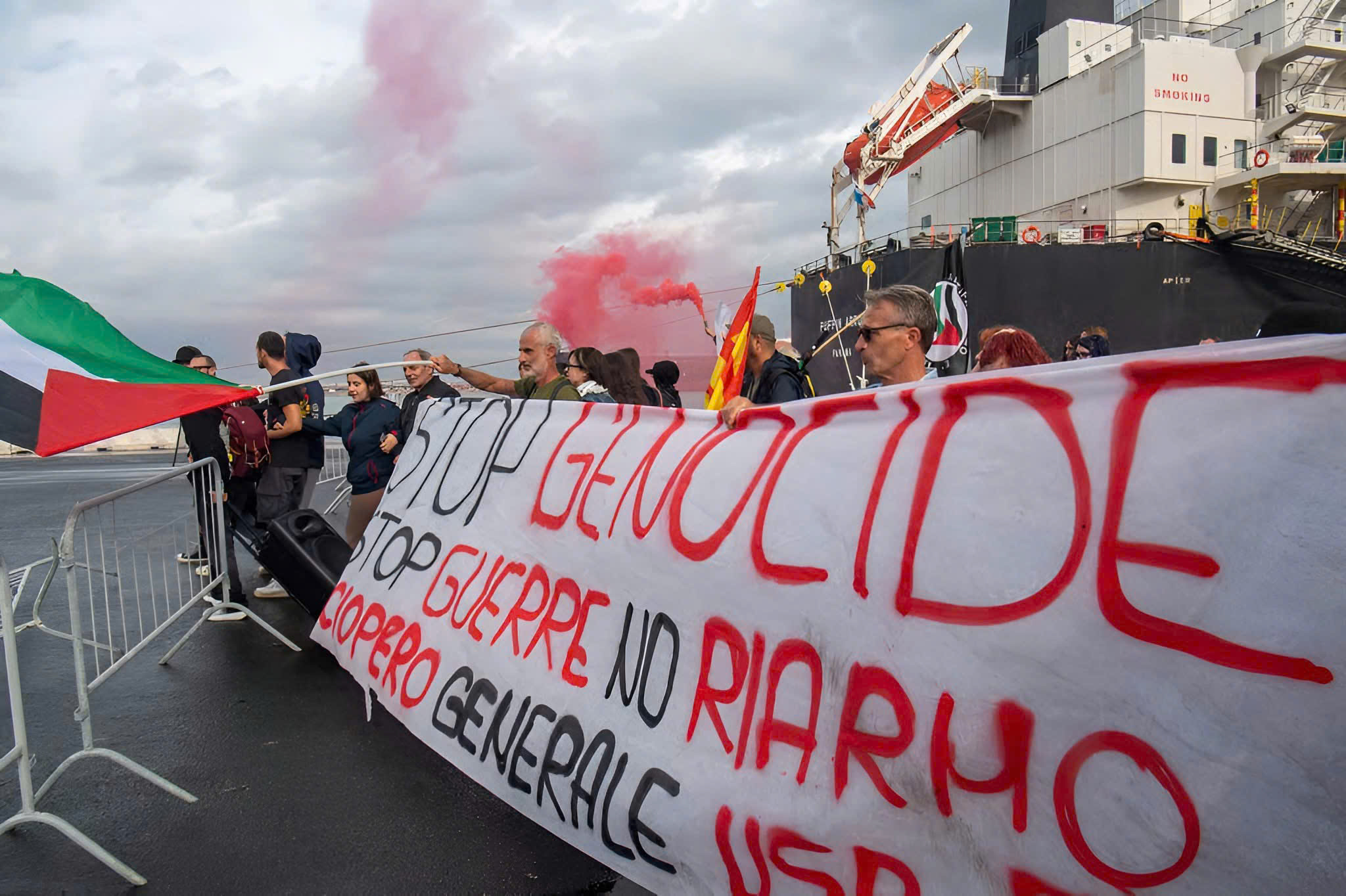 Đình Công Lan Rộng Cảng Italy: Tàu ZIM-MSC Đổi Tuyến, Chuỗi Cung Central Med Chao Đảo